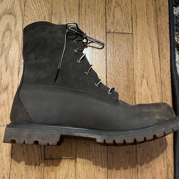 Unique Timberland boots. Size 8.5. Gray with distressed gold toe. Sueded sides - Picture 8 of 12